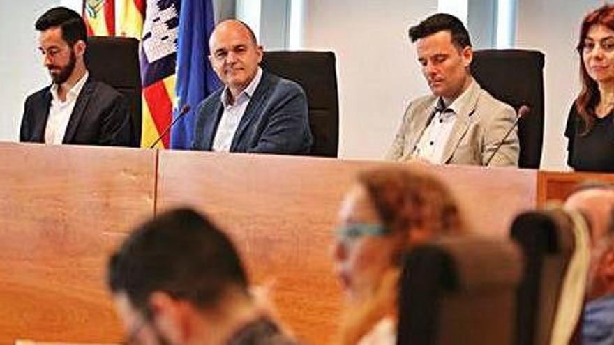 Parte del equipo de gobierno y, en primer plano, de la oposición del Consell de Ibiza en un pleno.