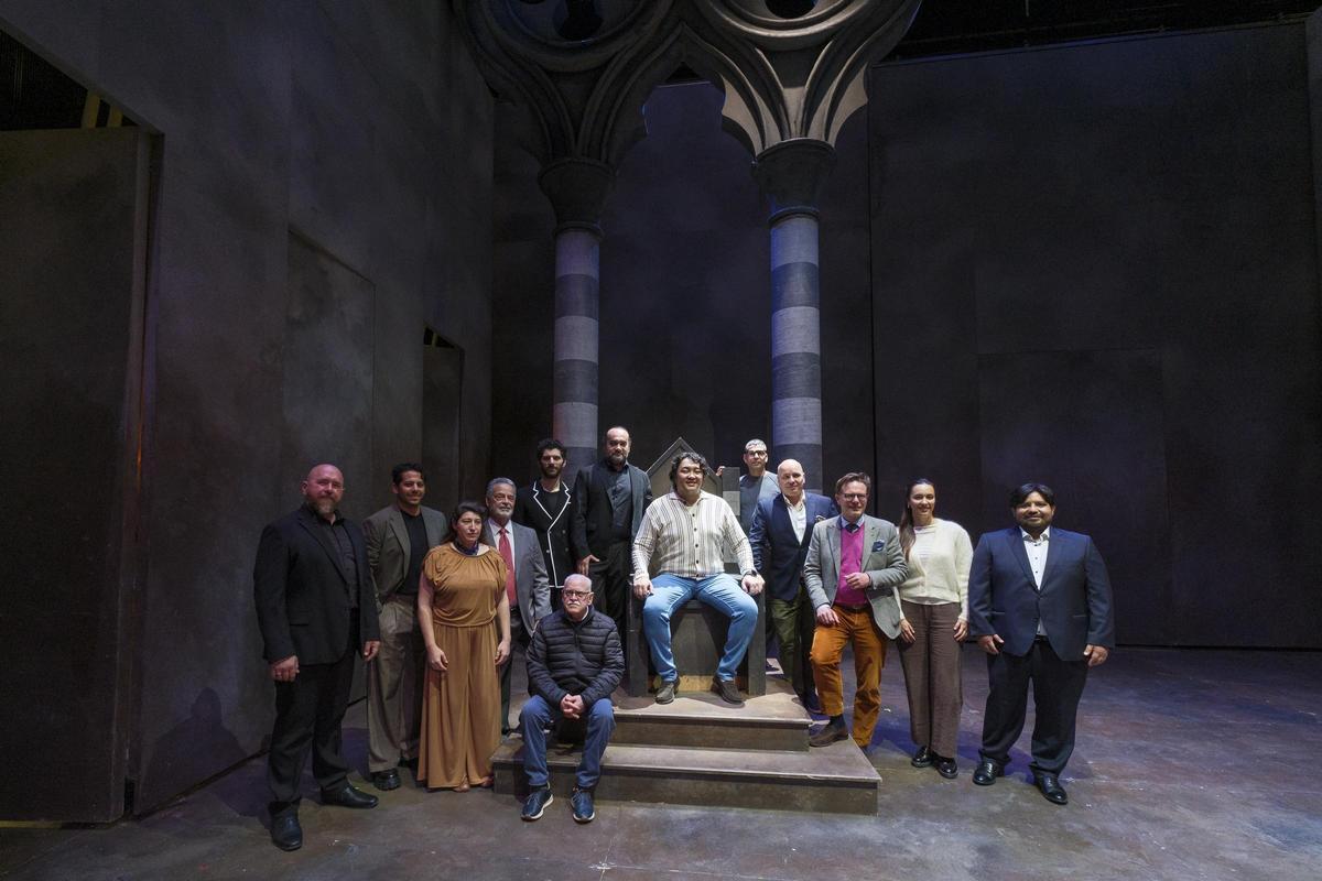 El elenco y el equipo técnico de ‘Simón Boccanegra’, ayer, en el escenario del teatro Pérez Galdós.