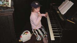 Eilish, con 6 años, tocando en el piano familiar y cantando con un micrófono de juguete.