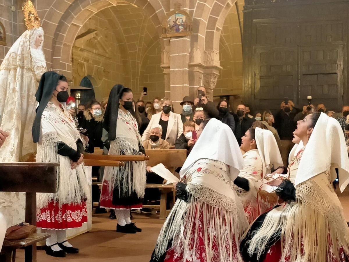 Purificás de Monroy cantan a la Virgen.