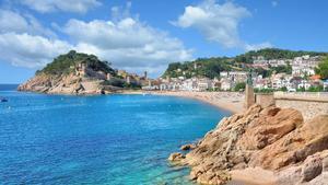 La playa de Tossa de Mar, con el castillo al fondo.