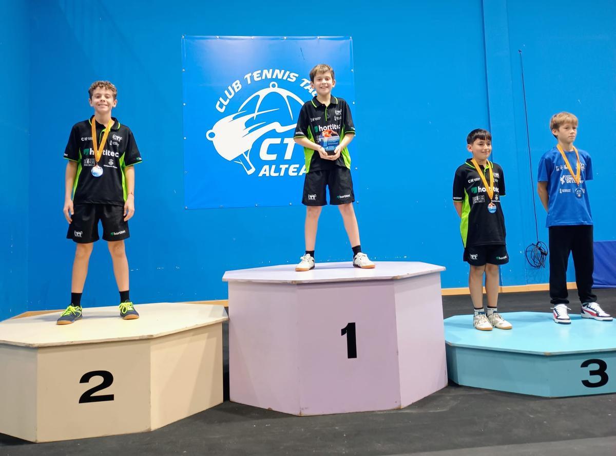Podio individual del Campeonato Autonómico de Tenis de Mesa, con Ricard con el oro y Joel con la plata.