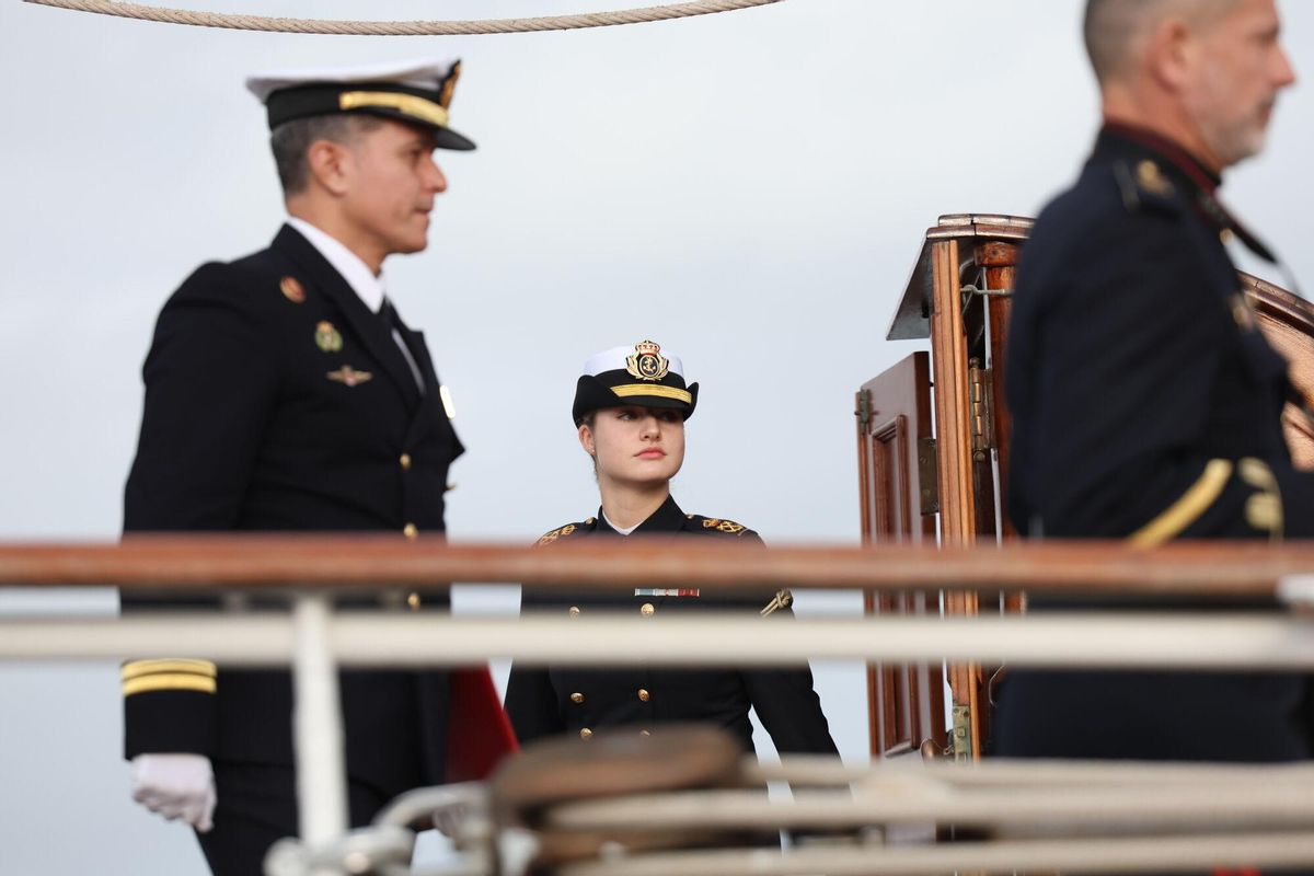 La Princesa Leonor a su llegada al buque escuela Juan Sebastián de Elcano. A 08 de enero de 2024, en Cádiz (Andalucía, España). La Princesa Leonor se ha desplazado al Puerto de Cádiz para el embarque de guardamarinas alumnos de tercer curso de la Escuela Naval Militar en el buque escuela Juan Sebastián de Elcano para realizar el XCVII Crucero de Instrucción. 08 ENERO 2025 Nacho Frade / Europa Press 08/01/2025. LEONOR DE BORBÓN Y ORTIZ;Nacho Frade;
