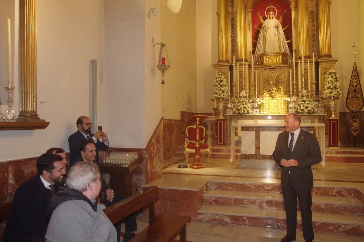 Firma del contrato para la realización de 'La Cruz del Mundo', sobre la que girará la celebración del L Aniversario de la bendición del Nazareno de los Pasos en el Monte Calvario, de la cofradía del Rocío