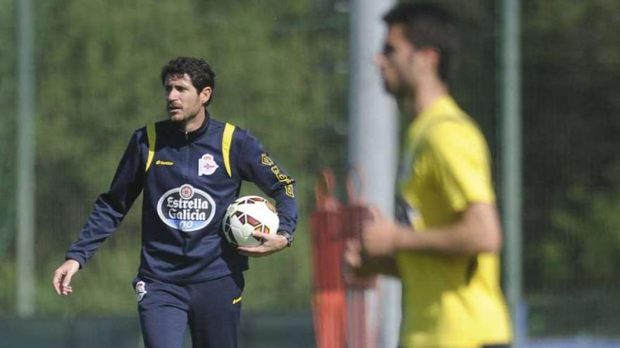 Víctor Sánchez da instrucciones durante el entrenamiento de ayer en presencia de Juan Domínguez.