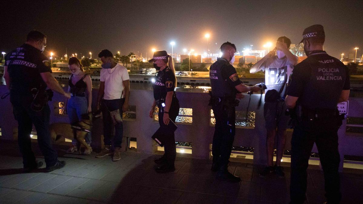 La Policía Local durante una inspección a los locales del puerto el pasado mes de agosto.