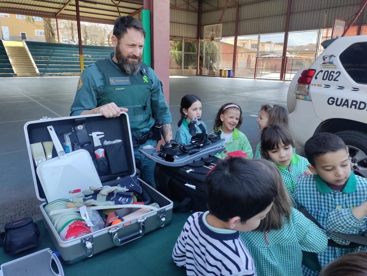 Las secciones de la Guardia Civil en el colegio Reconquista