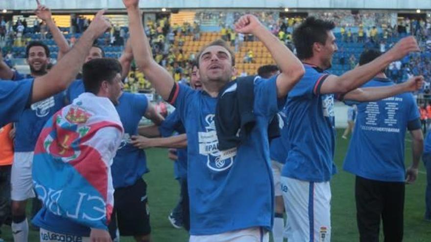 Héctor Font celebra sobre el césped del Ramón de Carranza el ascenso del Real Oviedo a la Liga Adelante.