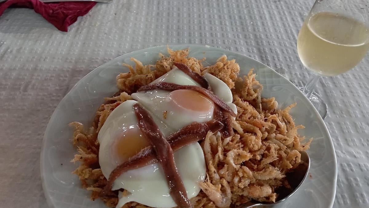 Plato de camarones al ajillo, uno de los platos recomendados en esta taberna de vistas únicas.