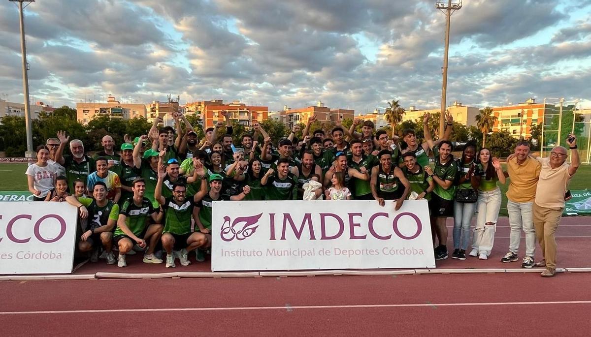El Córdoba Patrimonio celebra la permanencia en la Primera Nacional de atletismo.