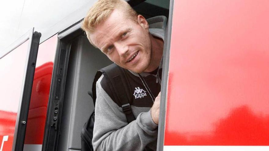 Alberto se asoma a la puerta del autocar rojiblanco.