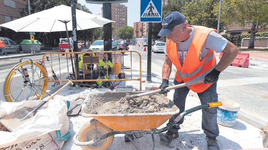 Los trabajadores de Castellón envejecen: los que superan los 60 años se duplican en una década