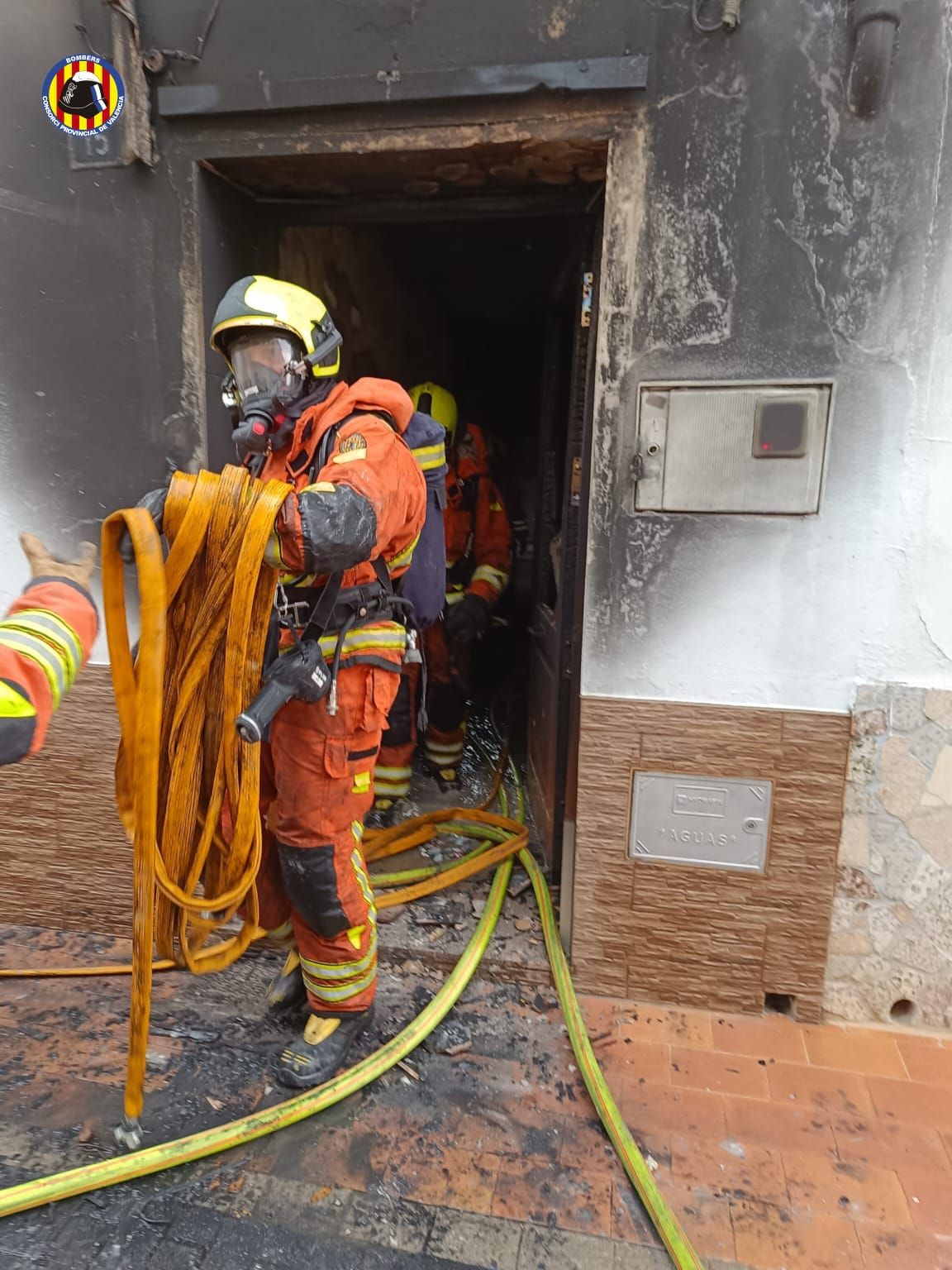 Extinguen un incendio en una casa Càrcer