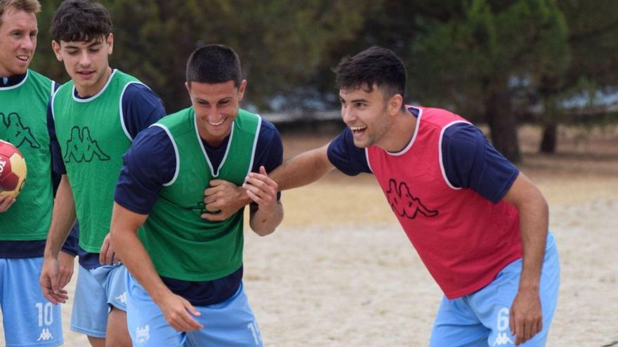 Un reciente entrenamiento en la playa de Lourido.