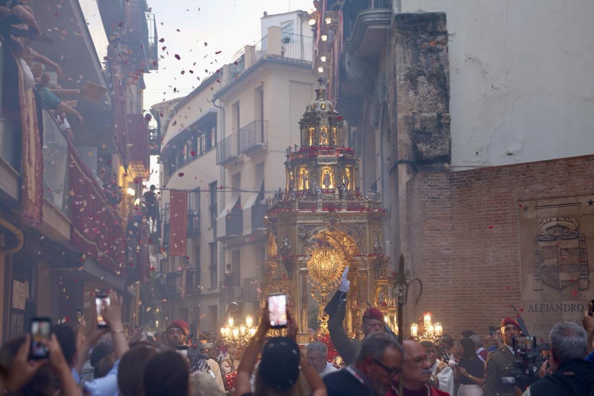 Carmen Prades y Marta Mercader retroceden tres mil años en el Corpus
