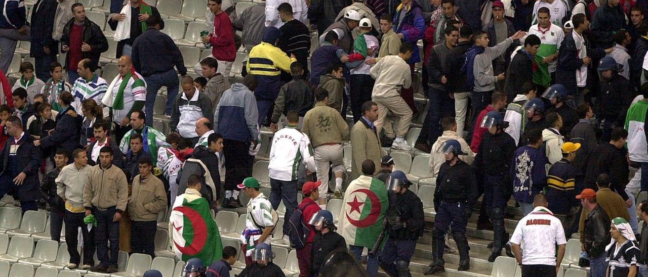 Policías junto a hinchas argelinos durante el partido Francia-Argelia del 6 de octubre de 2001.