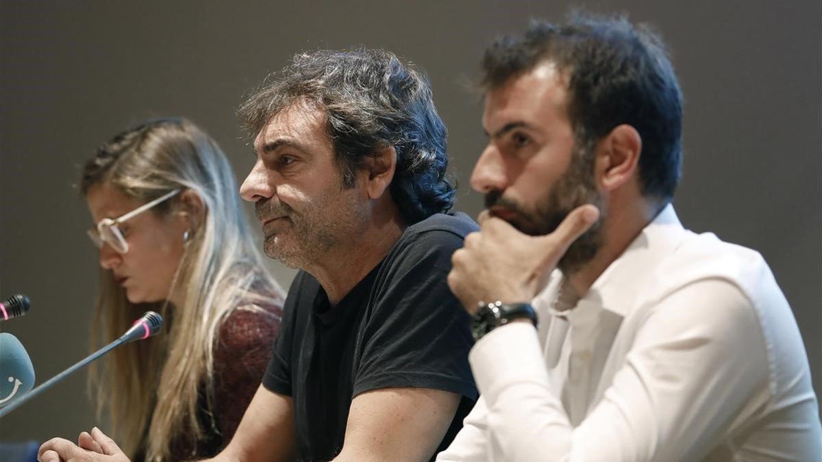 Los representantes de las organizaciones de salvamento Pde izquierda a derecha, Giorgia Linardi (Sea-Watch), Óscar Camps (Proactiva Open Arms) y Erasmo Palazzoto (Mediterranea), en la rueda de prensa en el Museo Marítimo de Barcelona.