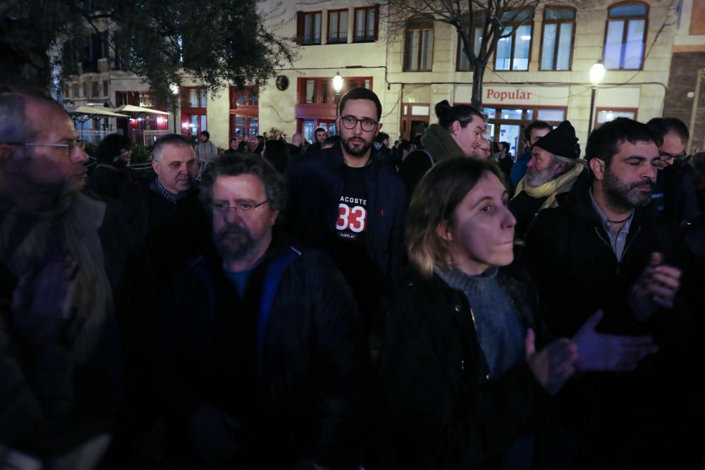Unas 200 personas apoyan a Valtonyc en la plaza de Cort
