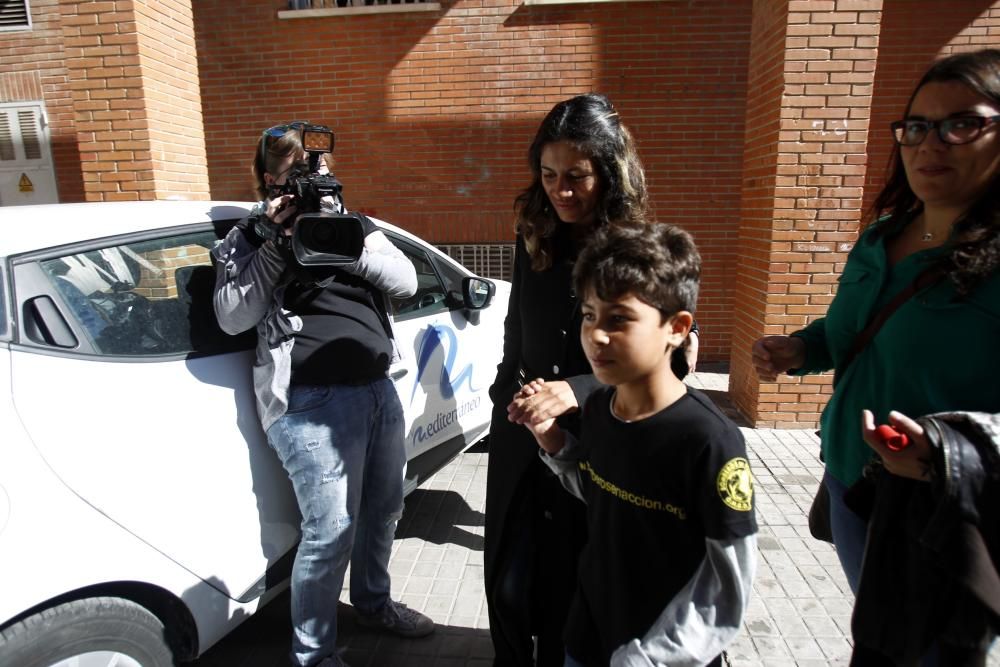 La madre y hermanos de Osman, al salir del CAR para ir al hospital con el pequeño.