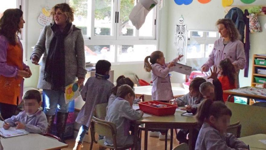 La edil de Educación en una visita al aula de dos años