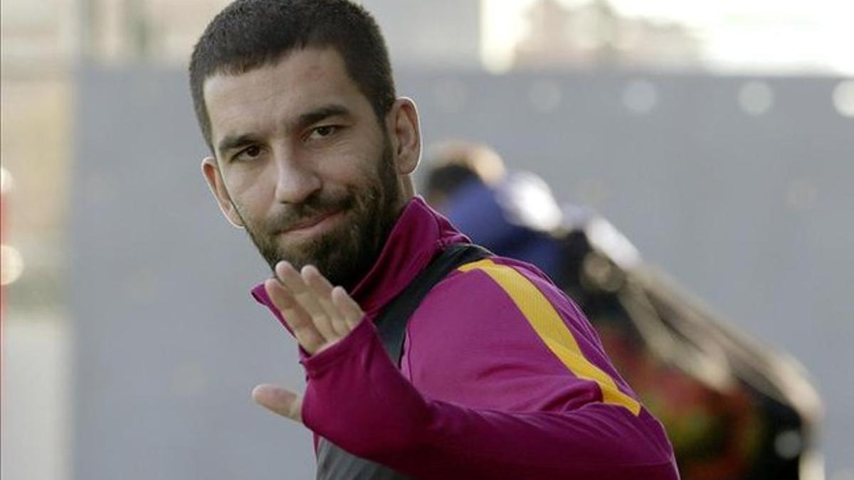 Arda Turan, antes de un entrenamiento con el Barcelona