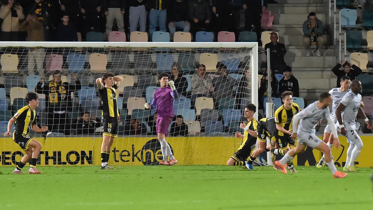 Álvaro Fernández celebra una parada ante el Barakaldo
