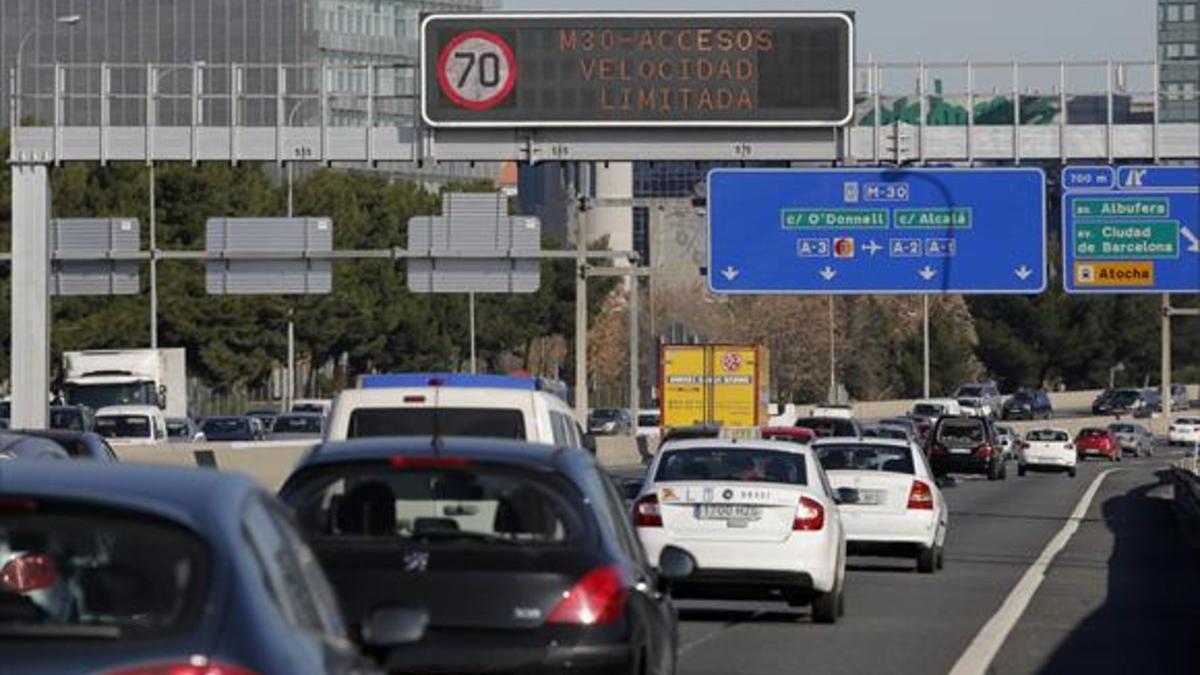 Tráfico en la M-30 de Madrid, ayer.