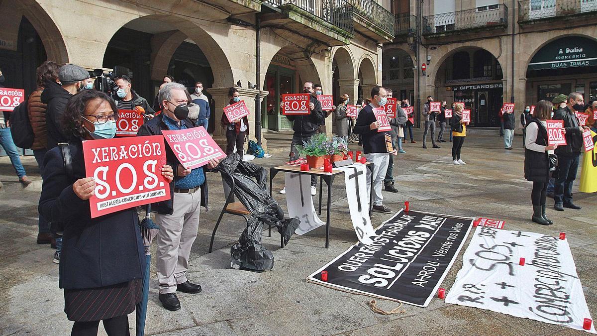 Los hosteleros ourensanos, en la plaza Mayor reivindicando soluciones para un sector golpeado por la crisis sanitaria.   | // IÑAKI OSORIO