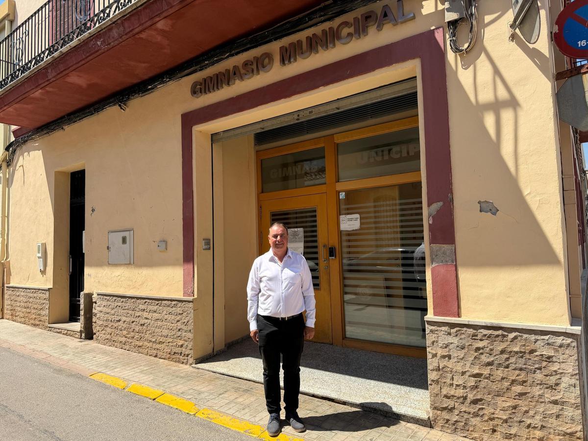 El alcalde de la Llosa, Ximo Llopis, delante del gimnasio, donde se instalará un ascensor para mejorar la accesibilidad.