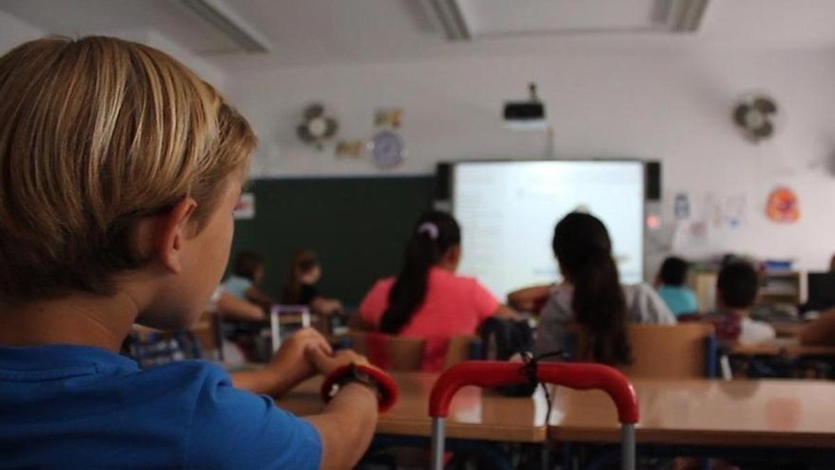 Un niño en una clase.