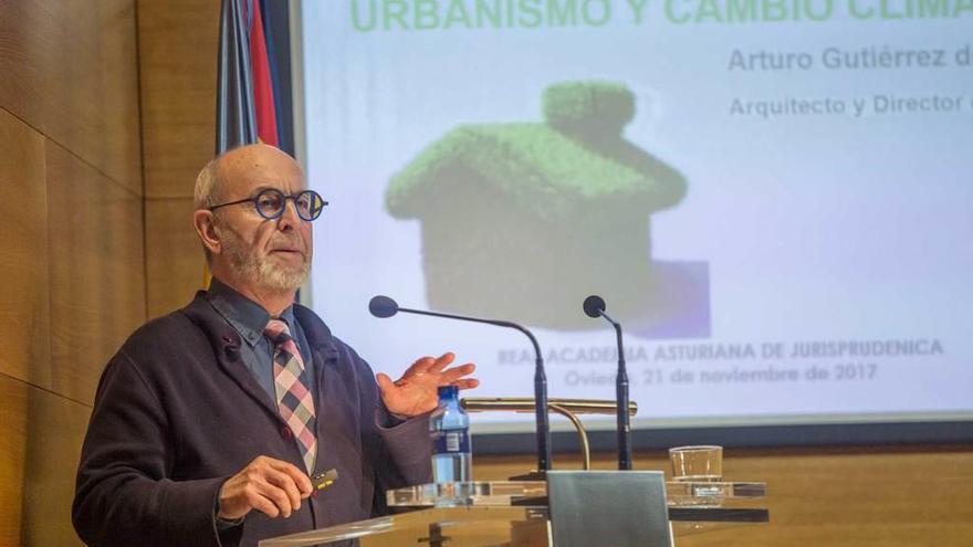 Arturo Gutiérrez de Terán durante su charla de anoche en el Colegio de Abogados de Oviedo.