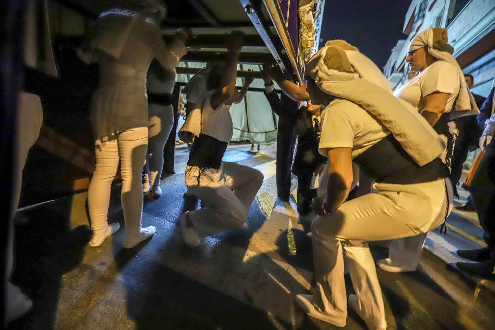 La imagen de María Santísima de la Victoria procesiona por primera vez en Torrevieja portada por 21 costaleros y costaleras