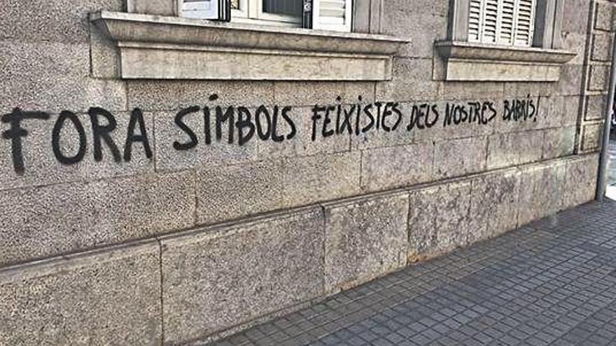 La pintada a la façana de l&#039;edifici de l&#039;ajuntament banyolí.