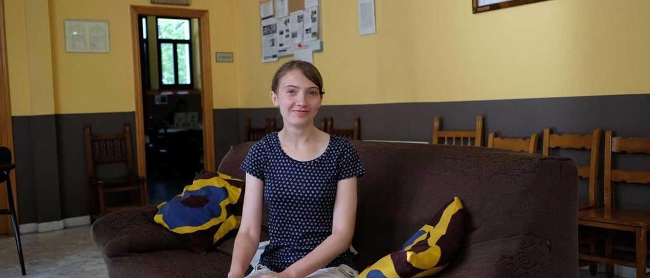 Violeta Miliun, una joven lituana que pasa unos días de vacaciones en las Cuencas, en el salón del albergue de Bustiello (Mieres).