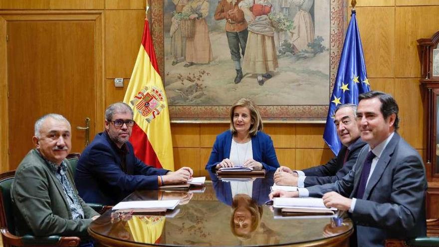 Pepe Álvarez, Unai Sordo, Fátima Báñez, Juan Rosell y Antonio Garamendi.