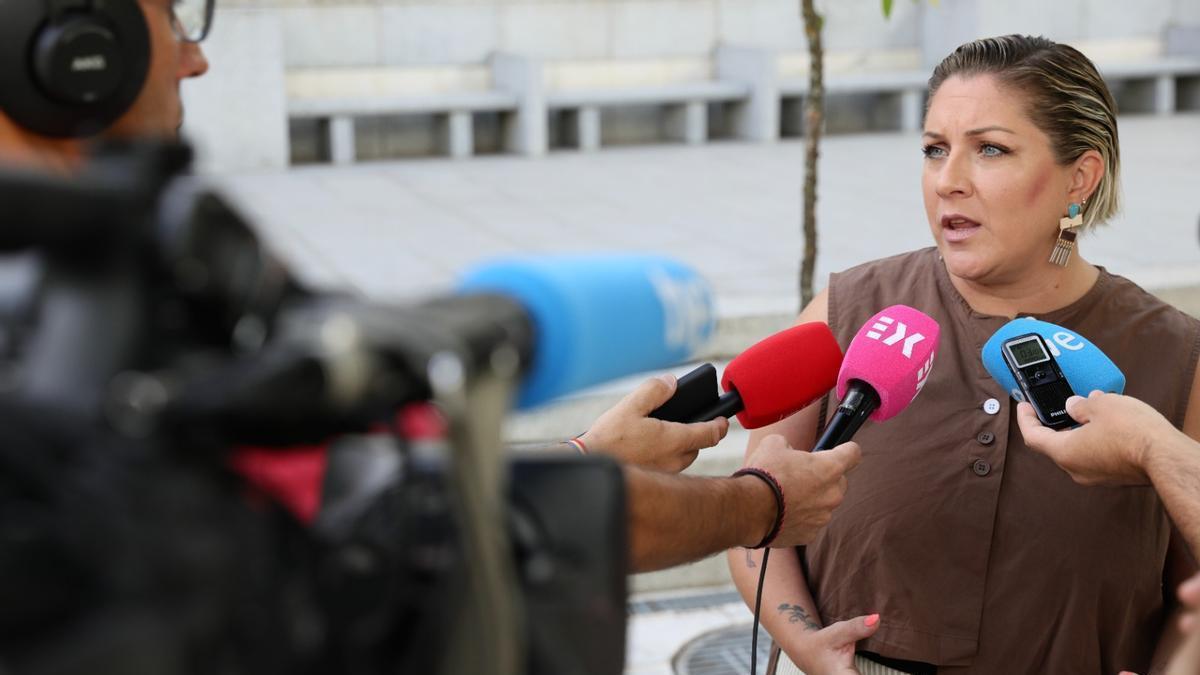 La diputada socialista Soraya Vega atiende a los medios.