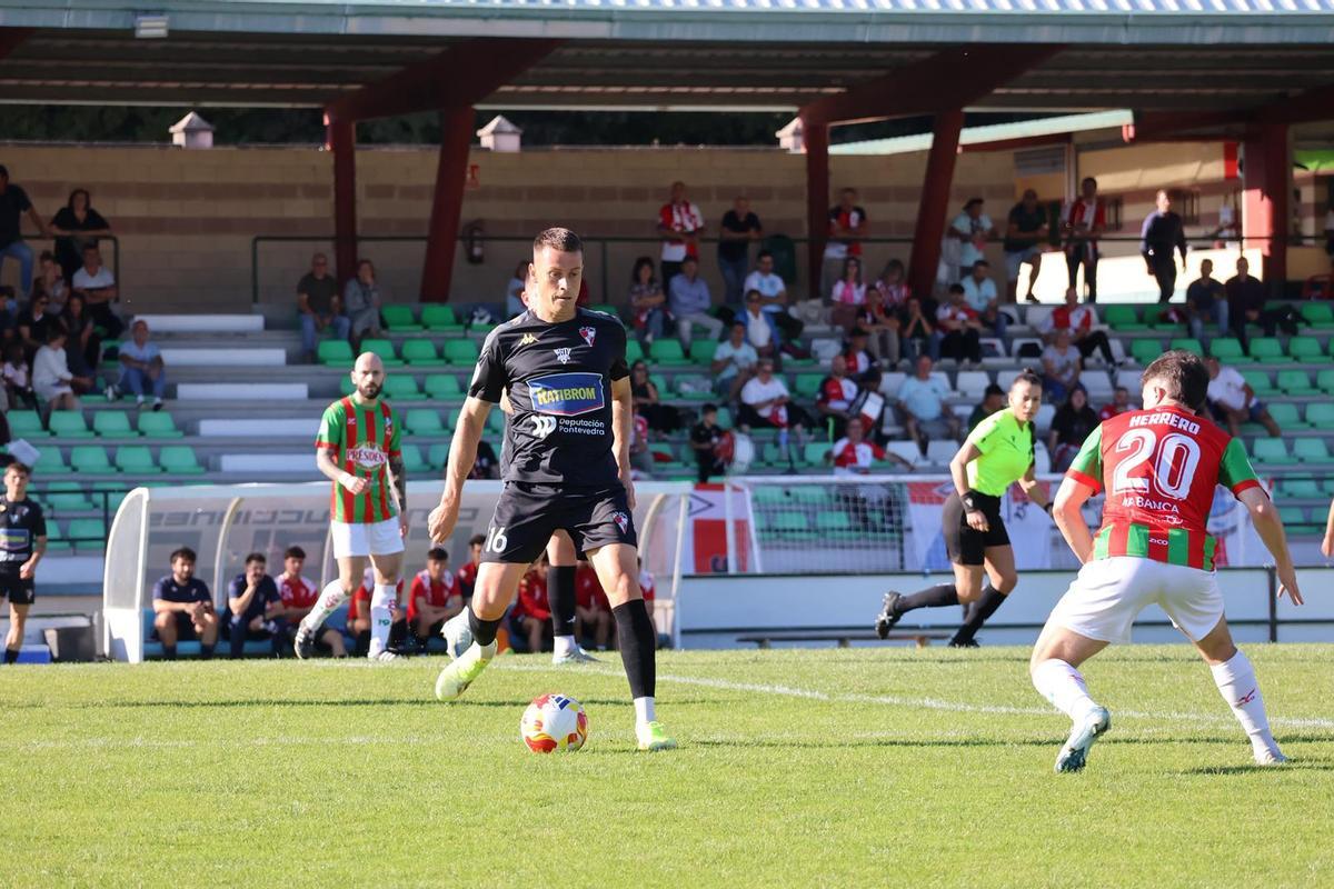Javi Rey con el balón durante el encuentro de ayer en A magdalena.