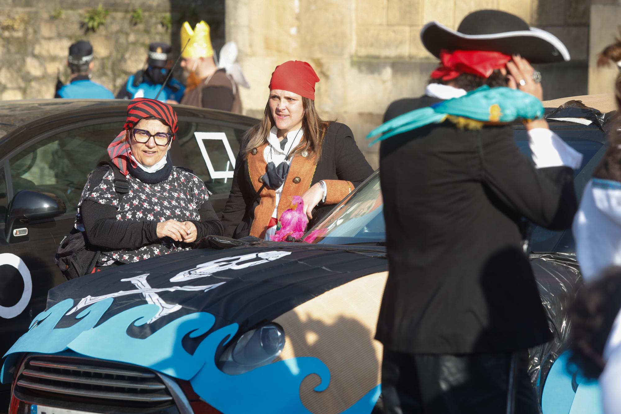 El domingo de Antroxu en Avilés: perros y coches, disfrazados