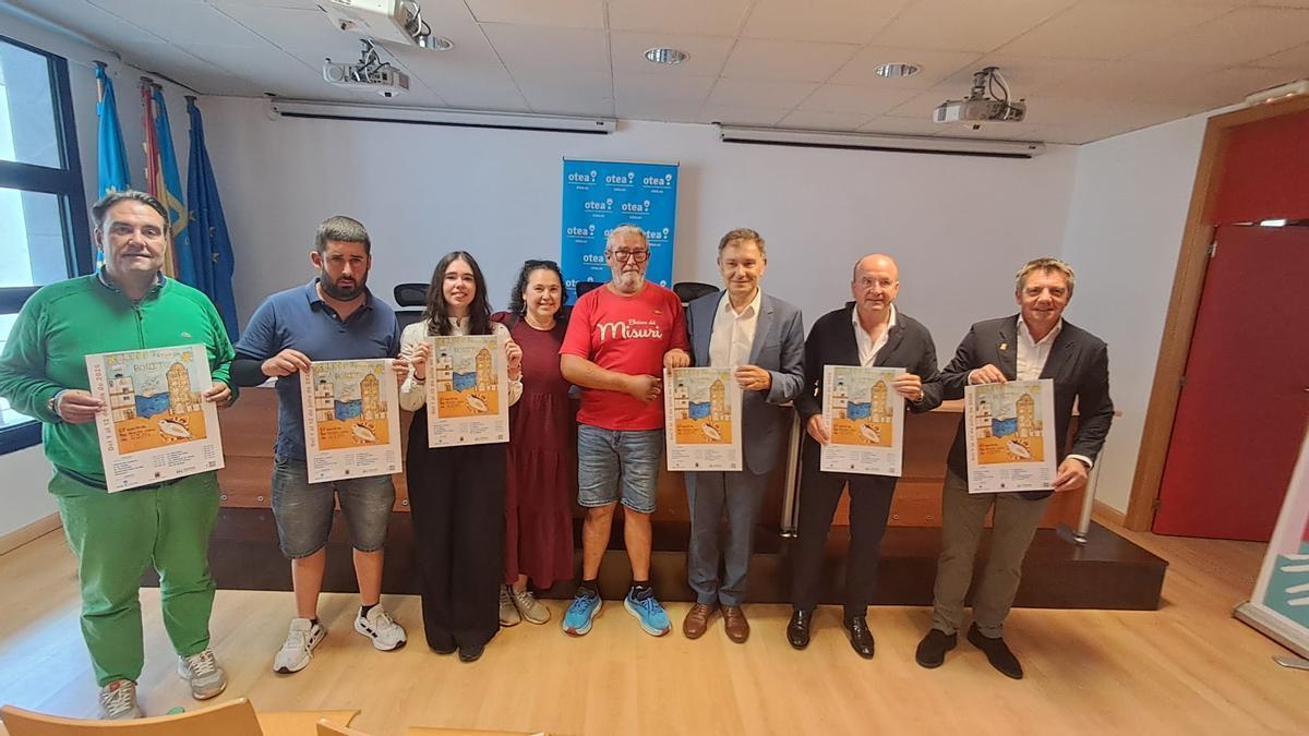 Por la izquierda; Chus Paradelo, Adrián y Bea, hijos del premiado, Ana Braña, pareja, Cayetano Pelayo, Jorge Suárez, Javier Martínez y José Luis Álvarez.