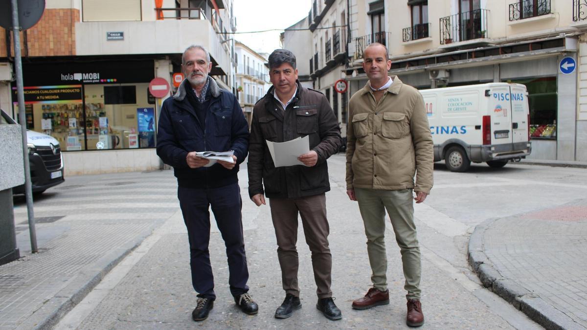 Carlos Cobos, Rafael Llamas y Valeriano Rosales, en la confluencia de las calles Santa Ana y San Francisco Solano.