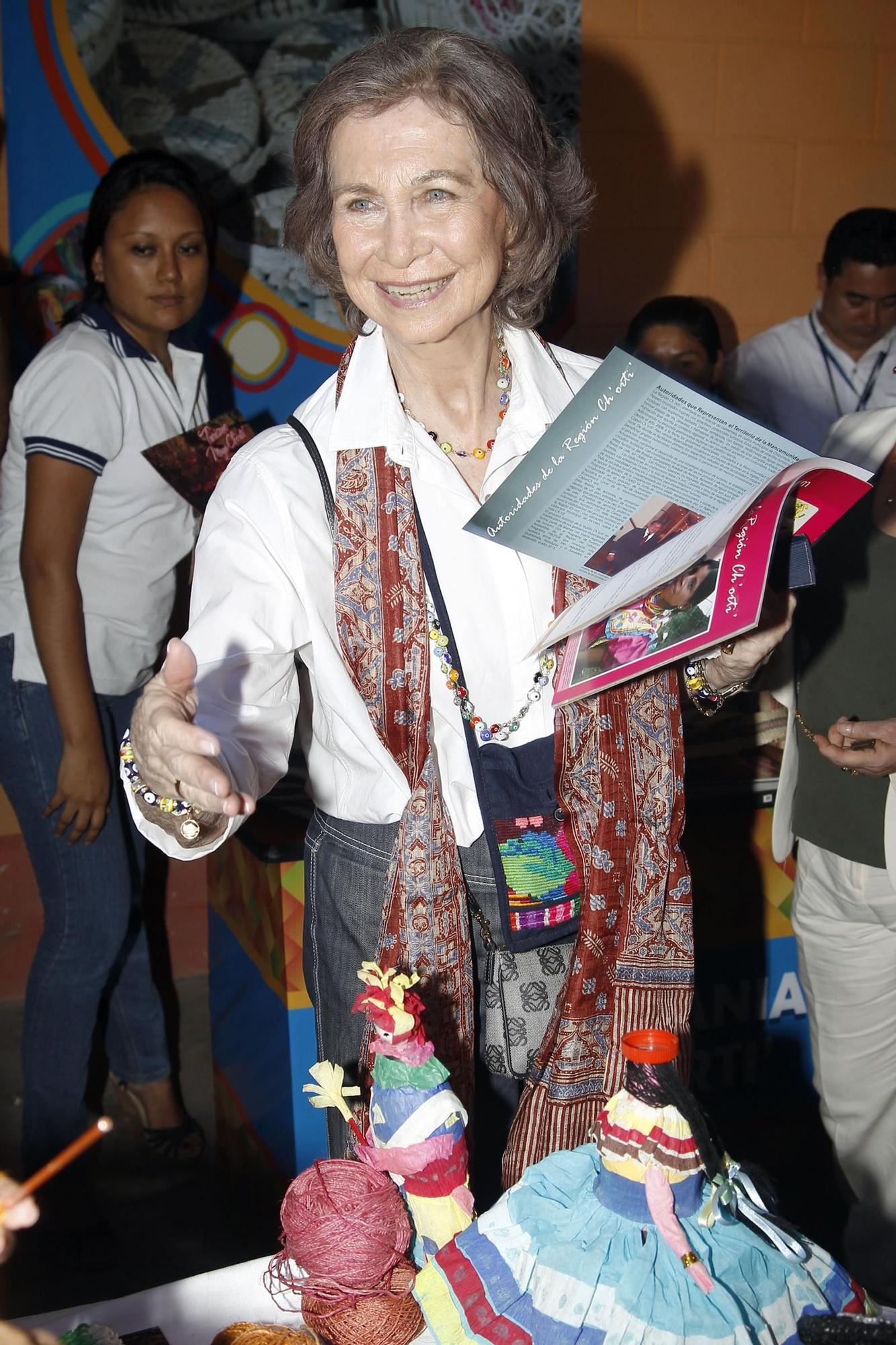 La reina Sofía durante su viaje de cooperación a Guatemala en 2014.