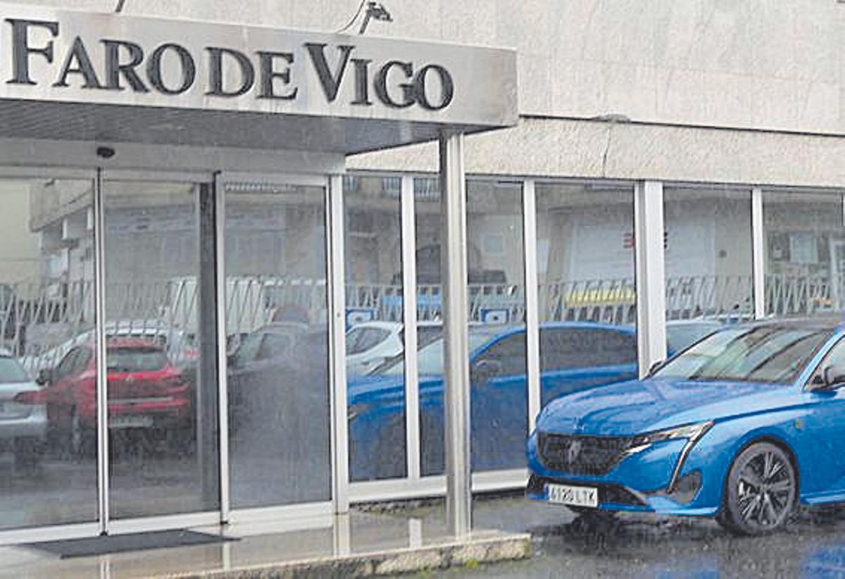 ¿Llueve en Vigo? No es noticia. Tras una ruta llena de aventuras (con un pinchazo incluido) conseguimos llegar a la sede del rotativo gallego.