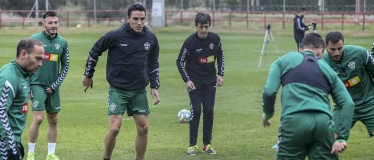 Los jugadores del Elche Nino, Josan, Ramón Folch y Yacine, observados por el técnico Pacheta durante un rondo en el entrenamiento del viernes en Altabix.