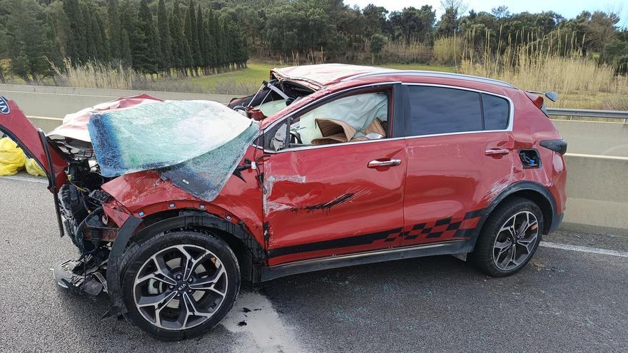 Estado en el que quedó el vehículo que provocó un accidente tras chocar con una autocaravana en la AP-7, el pasado 7 de enero.