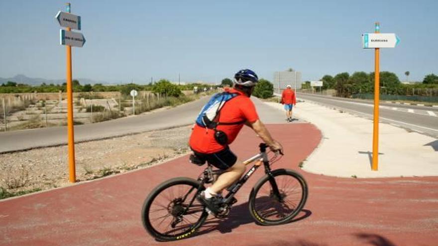 Camino peatonal y carril bici que confluyen junto a la CV-183 en Almassora.