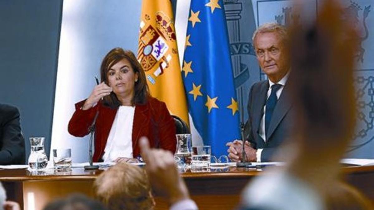 La vicepresidenta Sáenz de Santamaría y el ministro Morenés, ayer, tras el Consejo de Ministros.