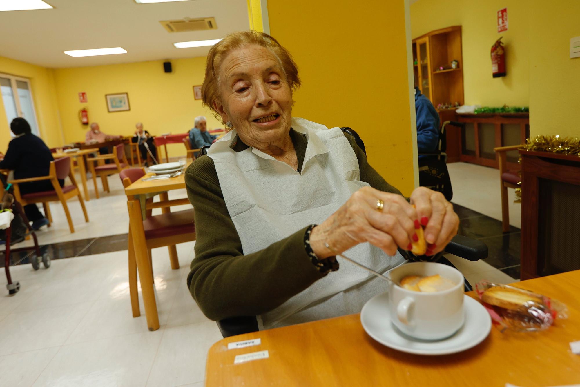 Un año del comienzo de la vacunación en Asturias, con cientos de muertos menos