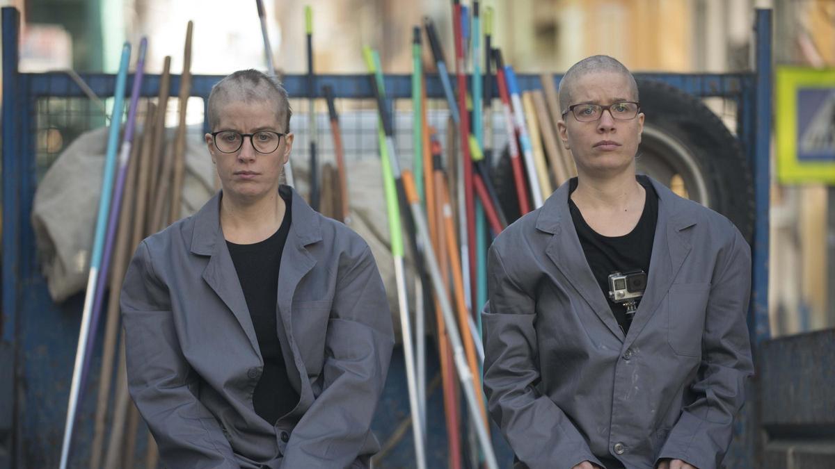 Las artistas Mònica y Gema Del Rey, en un homenaje a las mujeres rapadas.