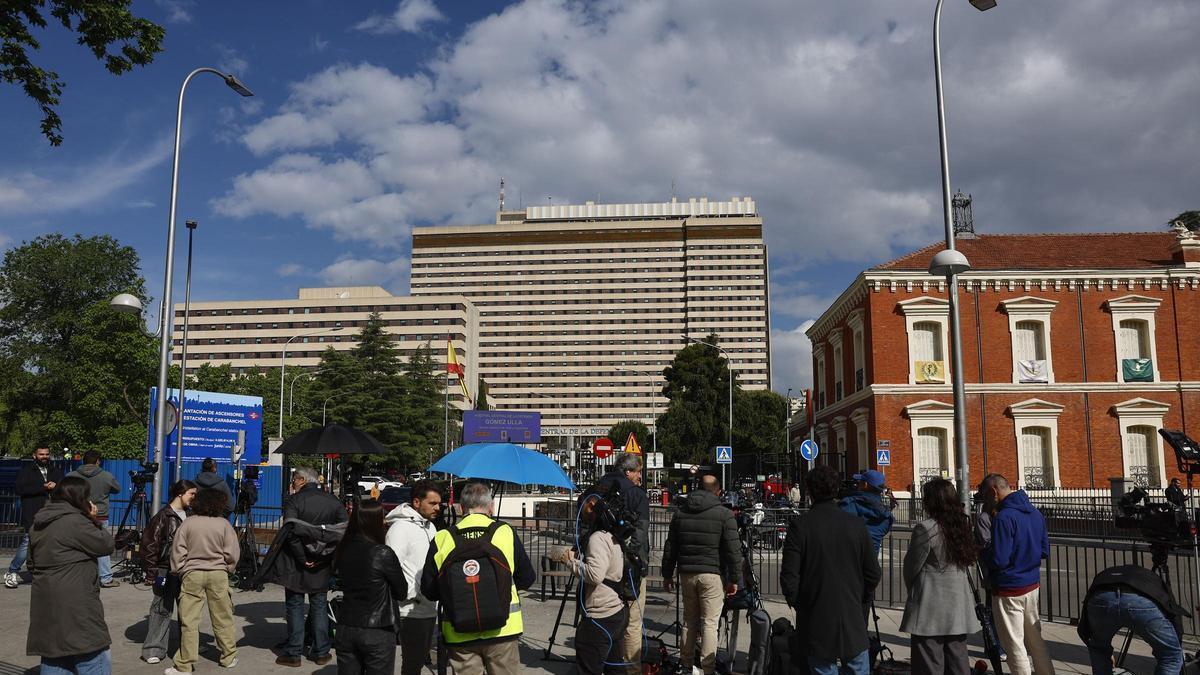Decenas de periodistas haciendo guardia en el Gómez Ulla el pasado 12 de mayo por la crisis de Hantavirus.