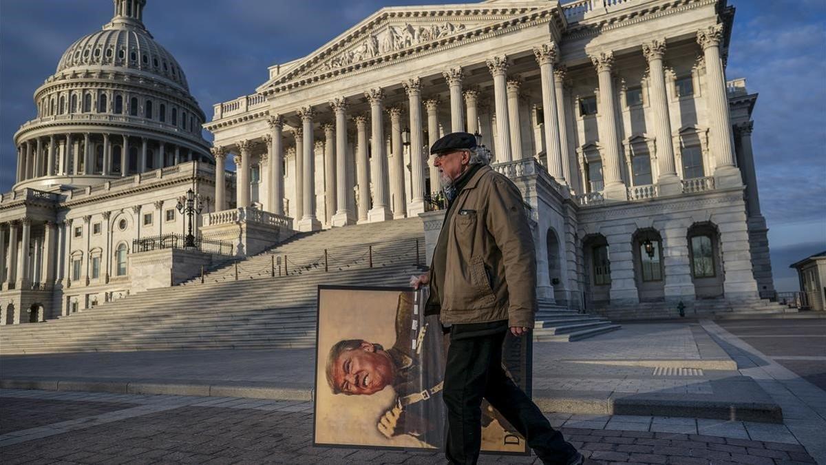 activista contra trump frente al capitolio impeachment